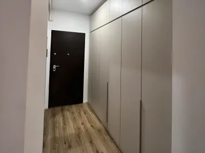 inchiriere apartament Sector 2, București hol lung dulapuri albe